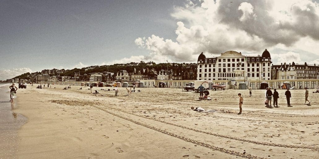 Déménager sur la côte normande : ce que Deauville, Trouville et Cabourg changent vraiment au quotidien